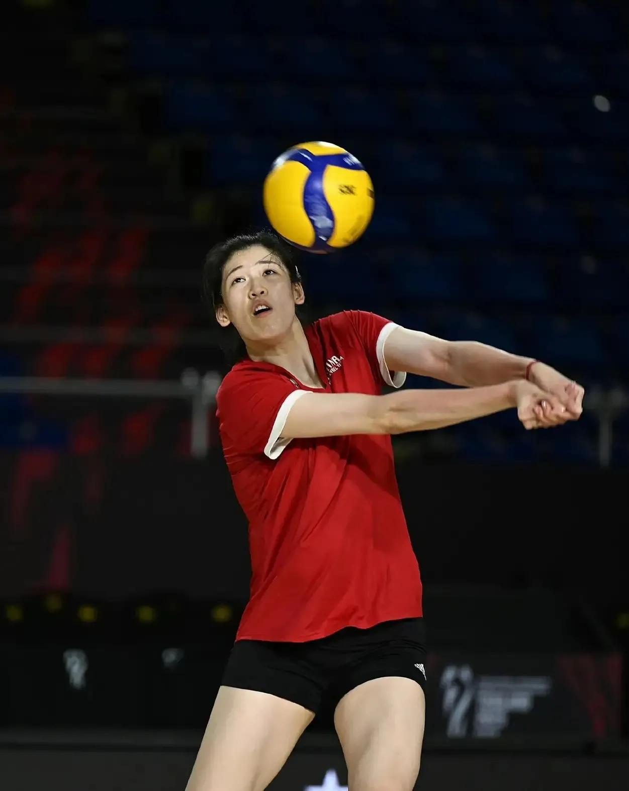 世锦赛第一场李盈莹状态不佳，屡攻不下，中国第一主攻恐无法再回到从前。中国女排世锦