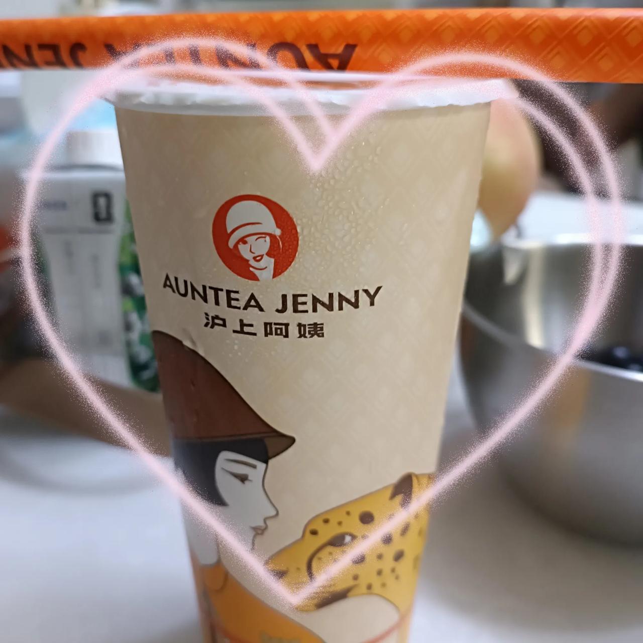朋友圈又有人晒秋天的第一杯奶茶啦，今天我也来晒一晒。瞧，这杯还专门备注了“少冰，