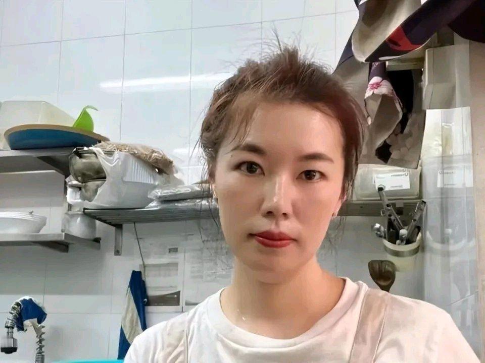 19岁就出国打工，10年都没舍得回国，这背后得有多少心酸。就像那些在美国“混居”