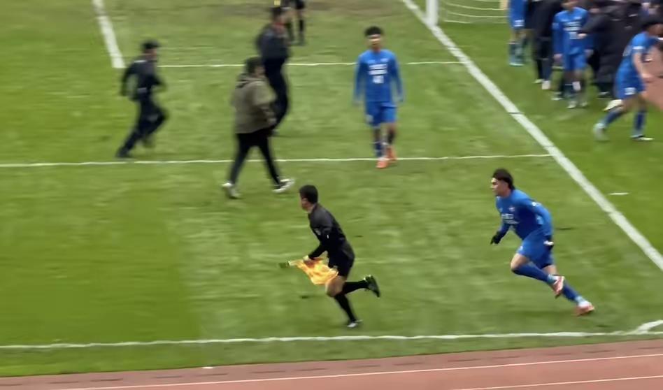 渝超赛场冲突，球员冲场袭裁判头部被禁5年，这处罚一点不冤
 
渝超联赛这起冲突太