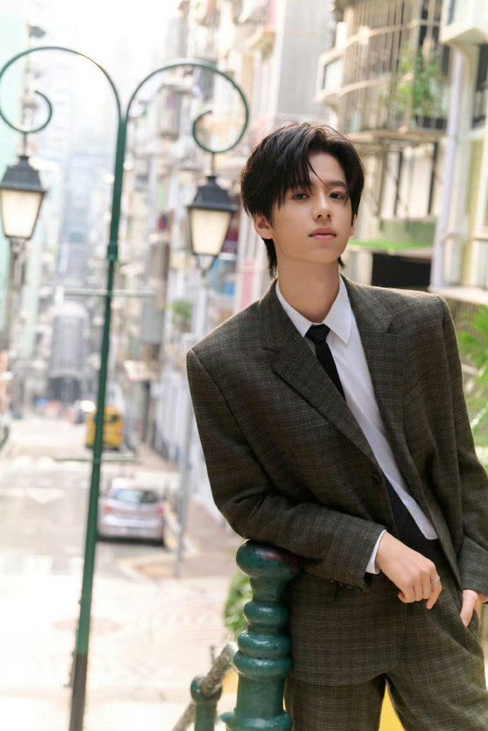 林子烨已经不是小孩哥了告别“小孩哥”标签，林子烨用一身西装宣告成长。白衬衫与领带