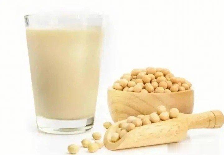 【豆浆的作用与功效】1豆浆介绍豆浆是将大豆用水泡后磨碎、过滤、煮沸而成。豆浆营养