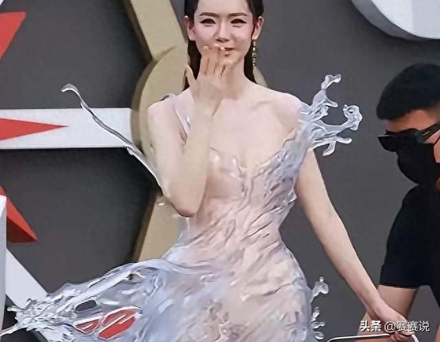 内娱确实不行了，衣服都越来越高清了。戚薇这次在芭莎之夜闪爆了