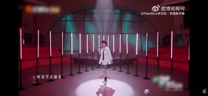 李艺彤女孩solo舞台李艺彤单人solo舞台 燃炸海外！李艺彤携《女孩》惊艳亮相