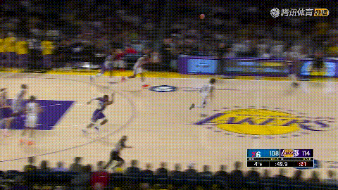 湖人超级巨星詹姆斯真是极其的夸张！在今天湖人主场迎战76人的比赛中，当时比赛进行