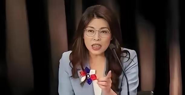 平地惊雷！郑丽文当众自曝父亲是陆配，一句话直接戳破岛内刻意操弄的身份假象。这位身