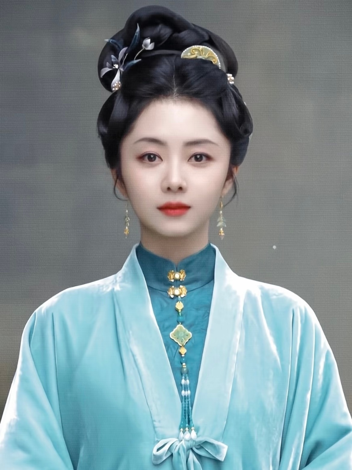 谭松韵 扛剧扛剧从来不是一句空话，是观众愿意点开、愿意追完。谭松韵自带亲和力，很