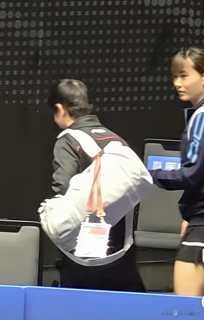 刘炜姗如果不拉孙颖莎一把，她就赢得！

今天孙颖莎和刘炜姗比赛的时候，
两个好朋