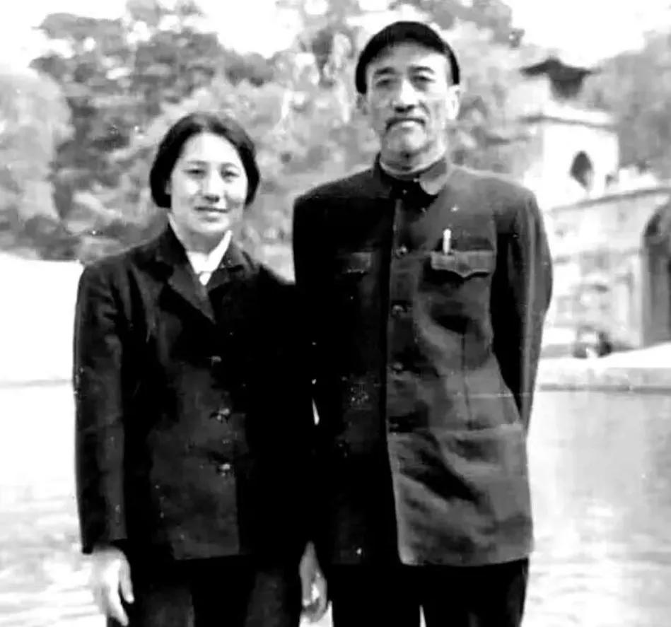 1933 年，鬼子把一小媳妇摔在炕上，扑上去就要解她的腰带。小媳妇拼命挣扎，绝望