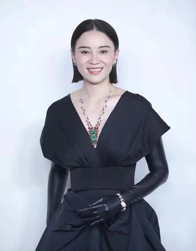 宋佳这一套黑礼服太有大女主气场！
深V收腰黑色长裙，搭配个性长款皮手套，短发利落