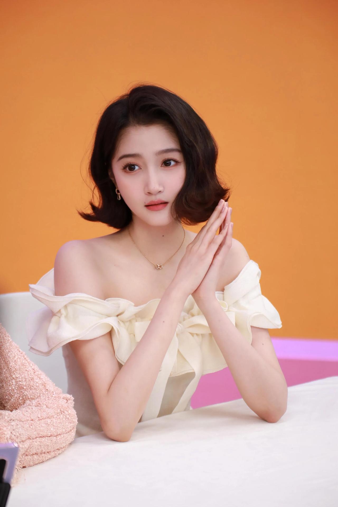 关晓彤颁奖。上一秒：蒋欣。 下一秒：呜呜呜。她好嫩，演技真的好。演员剧里好看才是