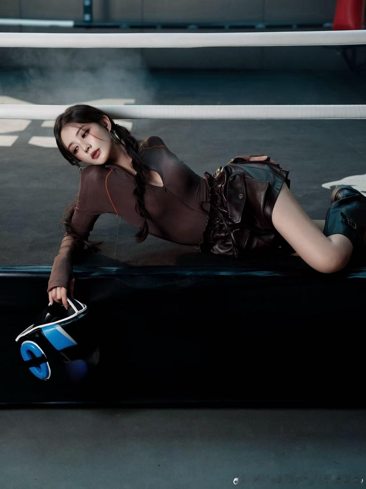 李一桐小妹你别慌看看姐姐的实力李一桐出拳胳膊线条绷得超利落，眼神亮得带着劲儿，是