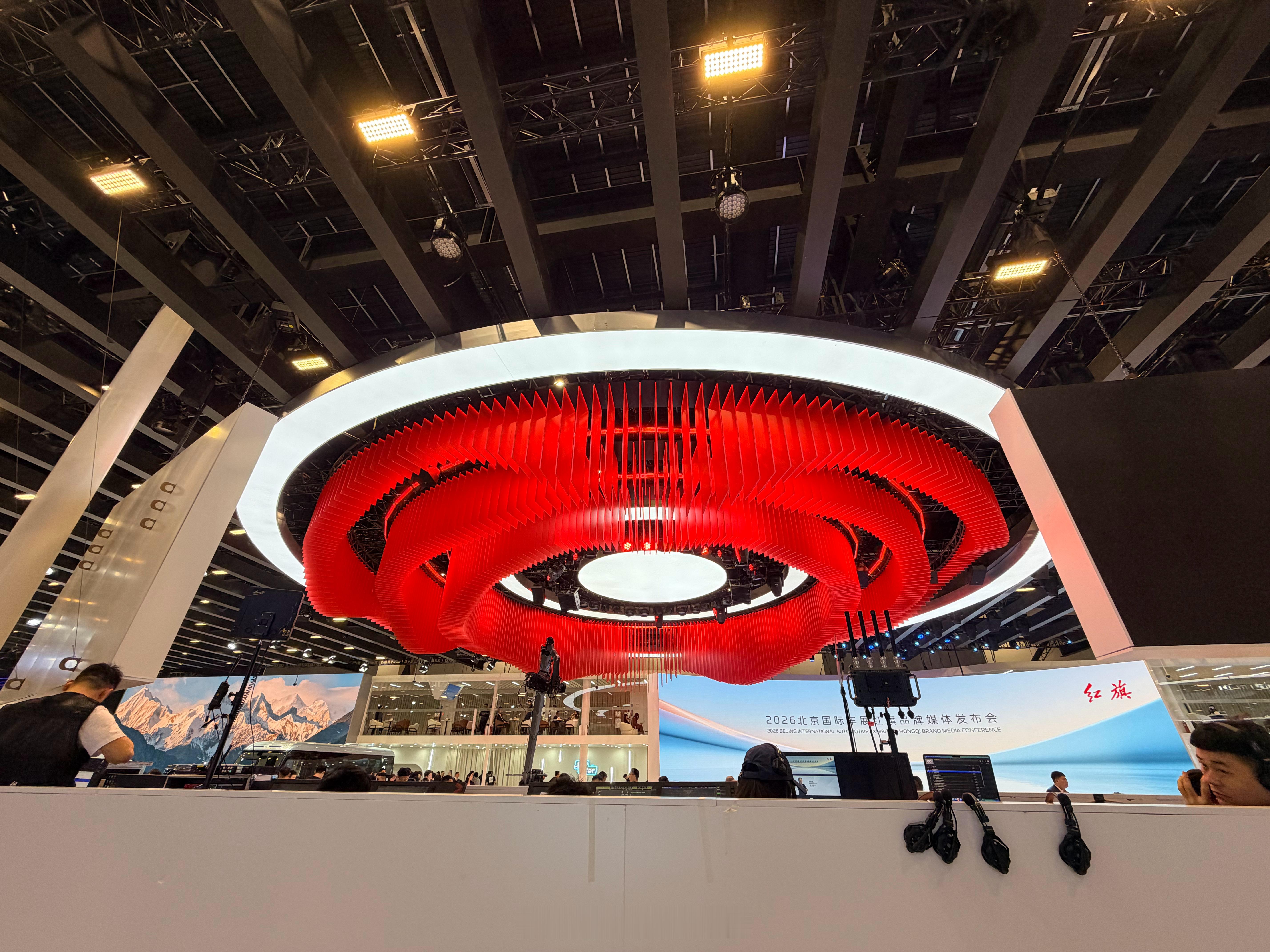 红旗的展位太狂了，中国风刮满🚩 