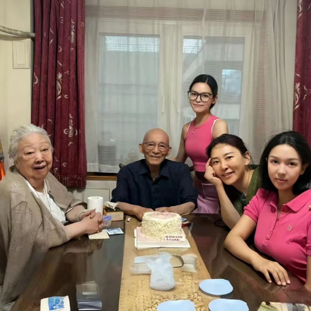 游本昌和妻子在养老院现状 92岁老艺人游本昌回应自己入住养老院的状态。他称入住养