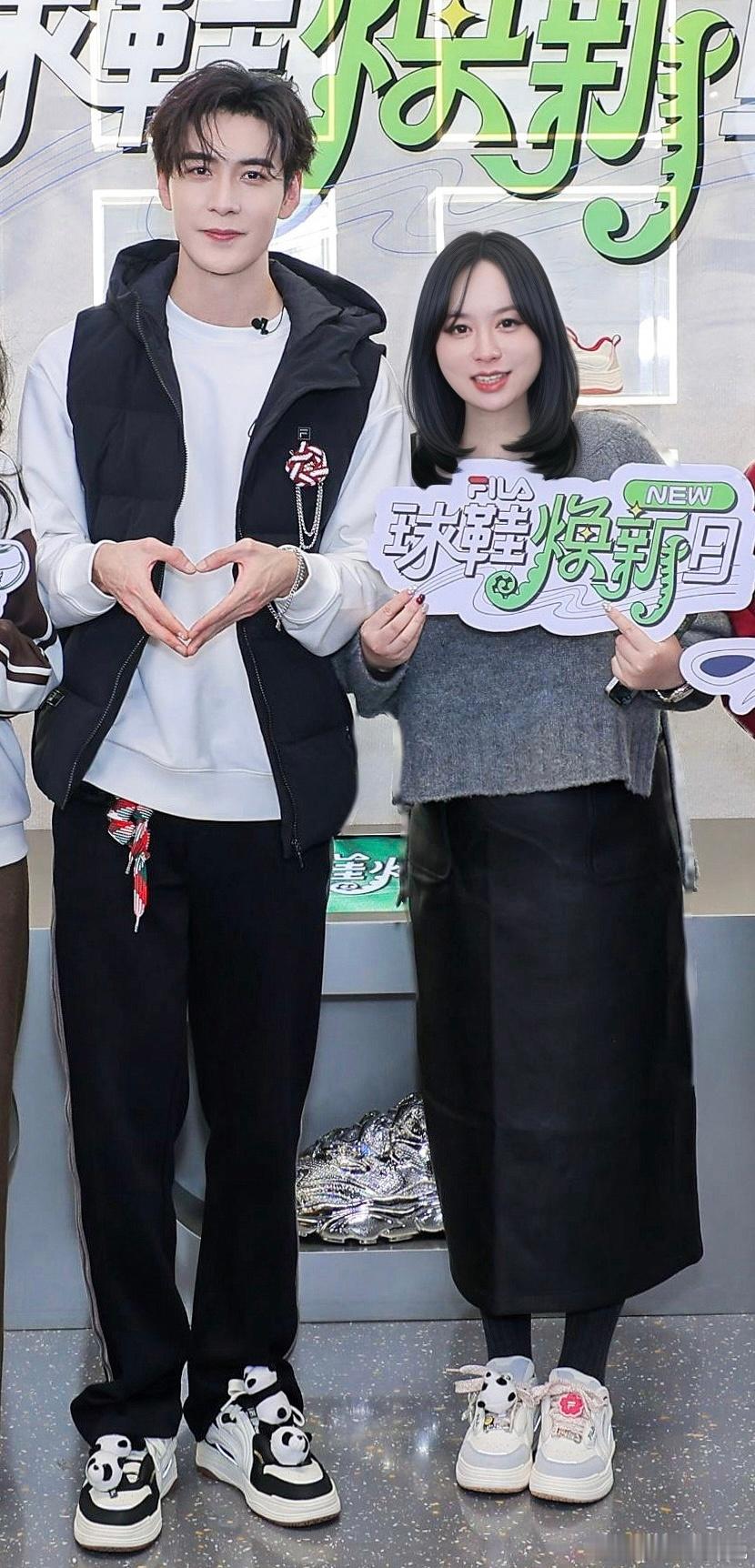 星旭真的超级贴心呢，他站在那等我们上去的时候是面向我们微笑着迎接的，他还给我们比