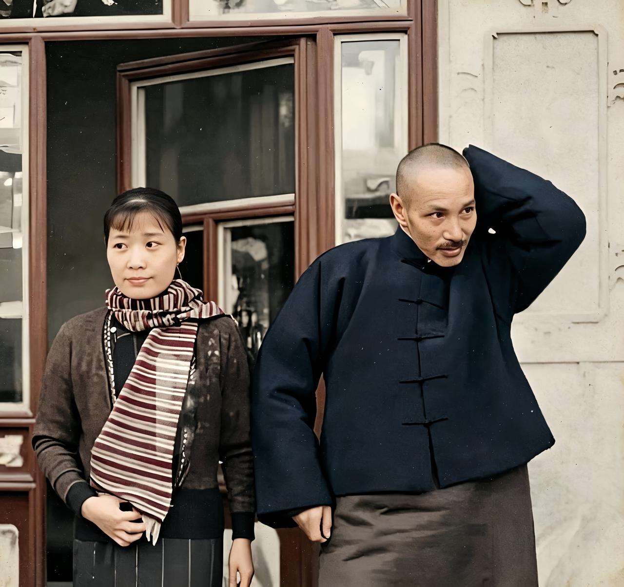 这是一九三四年冬天蒋中正与宋美龄夫妇来到山西太谷大姐夫孔祥熙的宅邸。这一天，蒋中