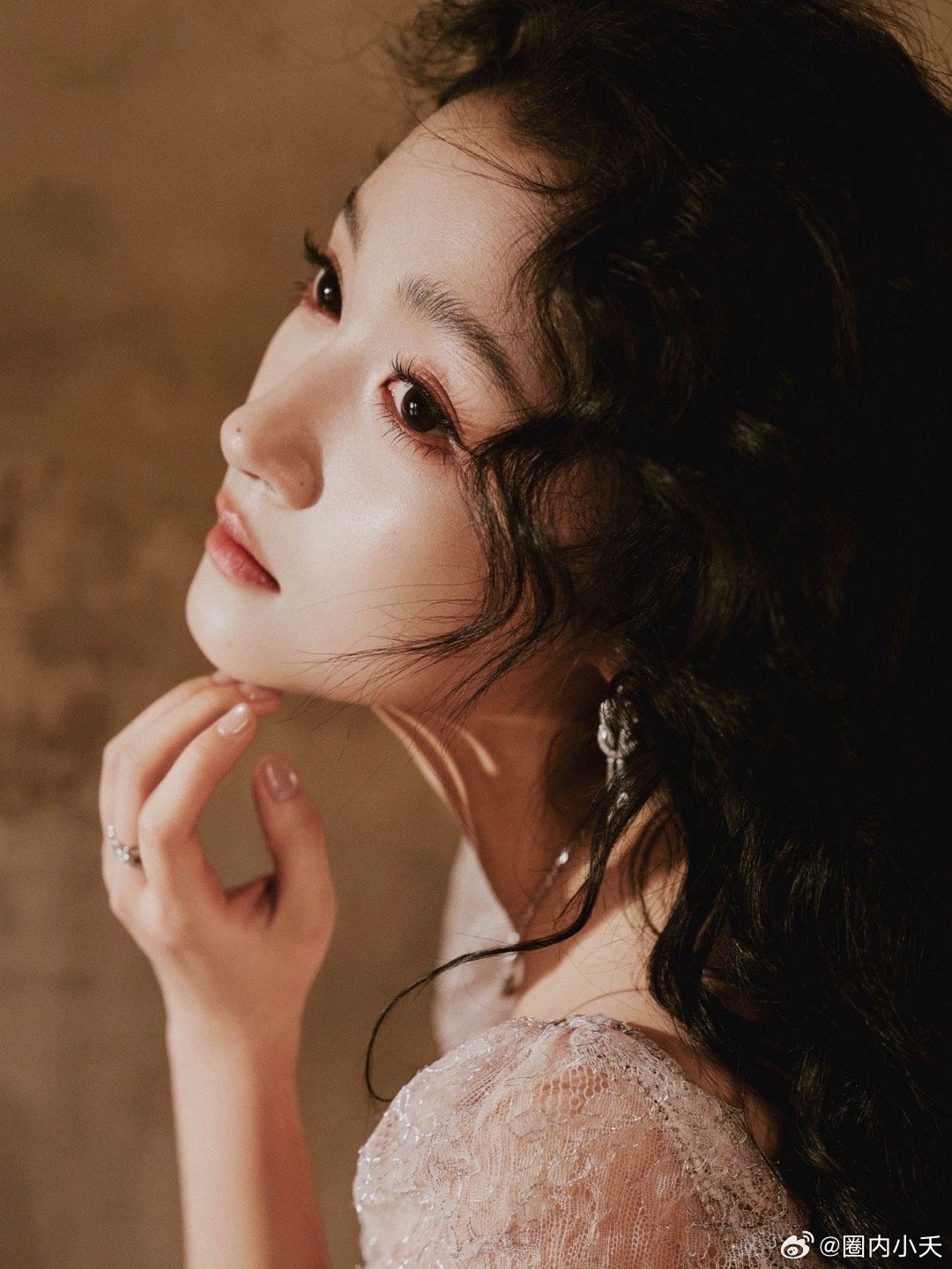 关晓彤的妆造正确 关晓彤羊毛卷造型复古又灵动，古典公主风拿捏得恰到好处。从妆发到