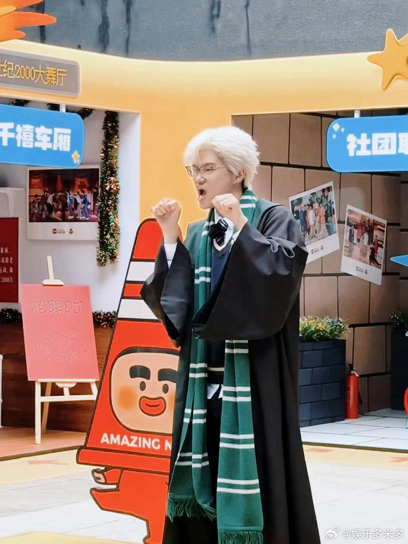 这还是我认识的李飞吗李飞要走颜值路线了吗 谁能想到李飞白发这么帅！cos马尔福那