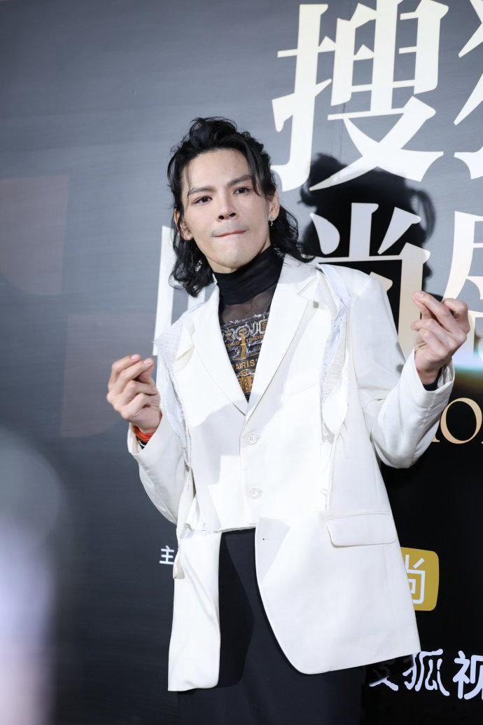 向佐涨粉向佐上桌了卸下豪门光环的向佐格外圈粉，粉丝大幅增长顺利上桌。在访谈中放下