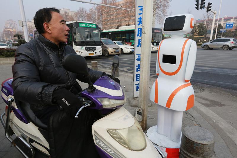 现在科技发展真是快，“起猛了，看到机器人交警在指挥交通”不再是玩笑话。在芜湖街头