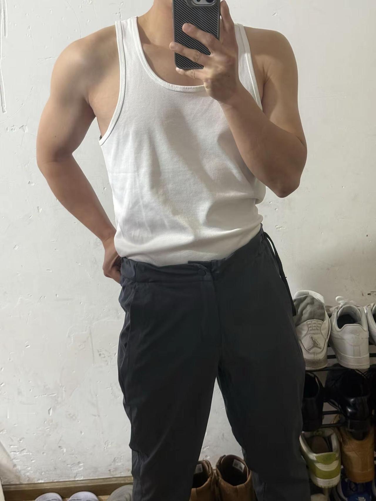 侃爷韦斯特……背心 寸头