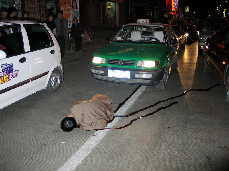 37岁男子凌晨一点叫出租车，将54岁出租车司机挥拳殴打至流血，威胁司机不准报警接