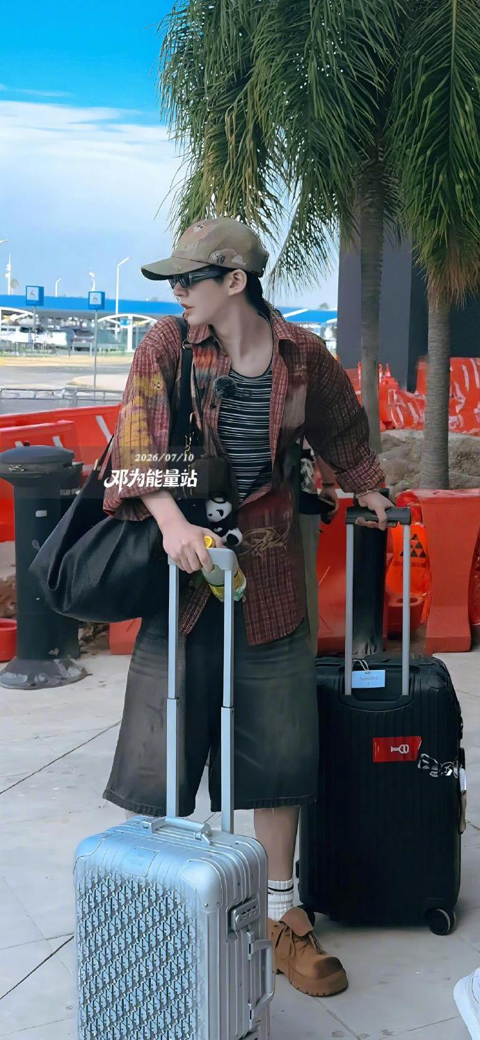 花少8坎昆路透邓为抵达坎昆 坎昆的海风迎接花少团，邓为抵达路透氛围感十足，随性穿