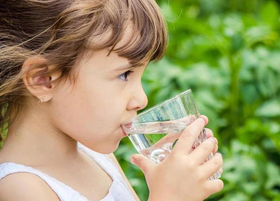 医生：肾开始衰竭的信号，很多人都没放心上，喝水后可能就知道？

水一喝下去，身体