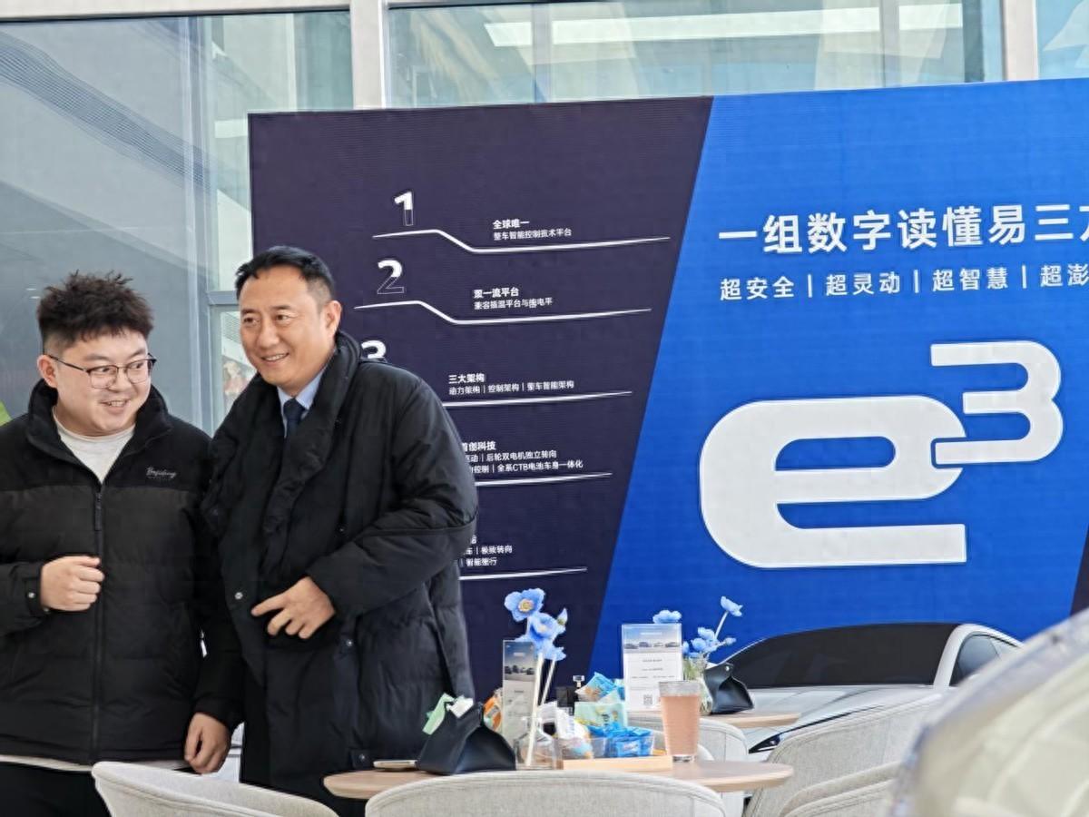 看 Z9 偶遇谭 sir，激动又遗憾
来到腾势店看 Z9，刚进门就听到一阵熟悉的