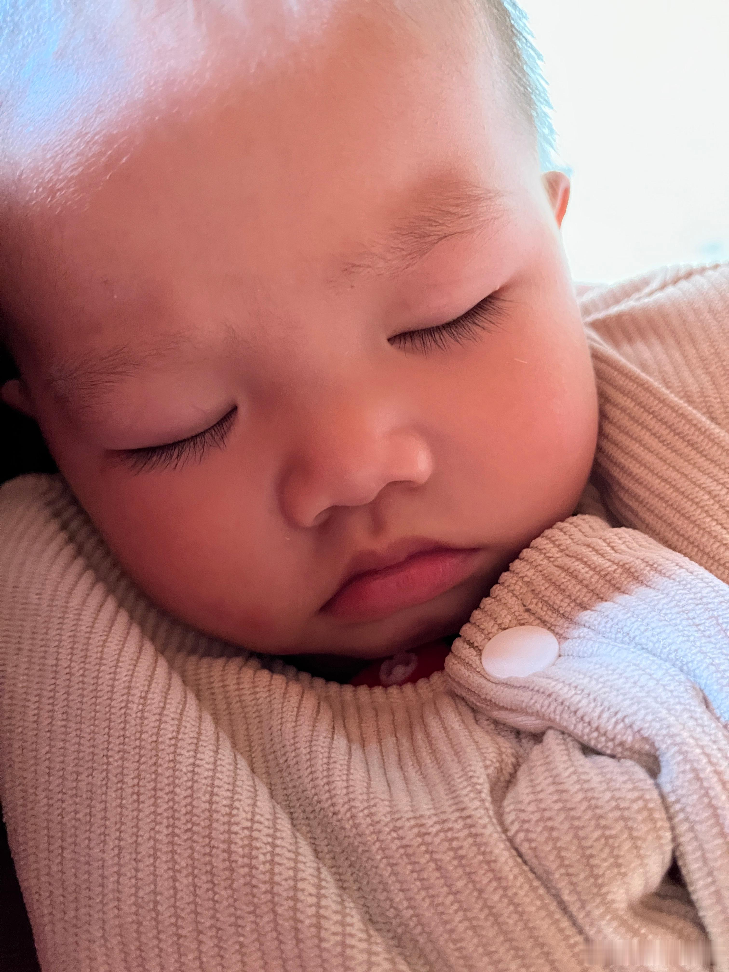 小家伙睡着了，怪不得刚才抱她，一直在闹，喜欢和柠宝玩，还知道找表姐，和表姐说话，