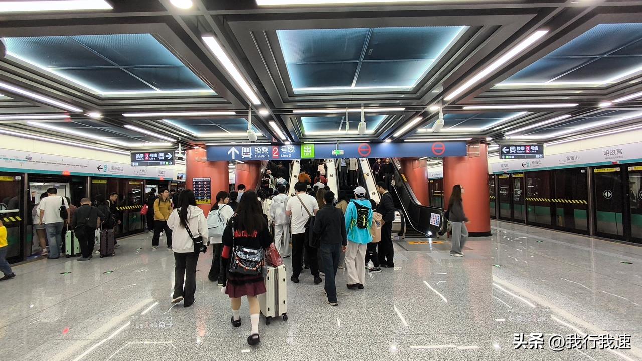 南京地铁6号线南段直接卡在南京南站，要去禄口机场根本不用折腾下车，原地坐好等就行