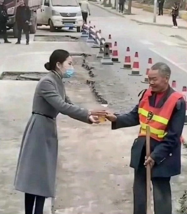 被第一张图感动，被第二张图恶心到了 