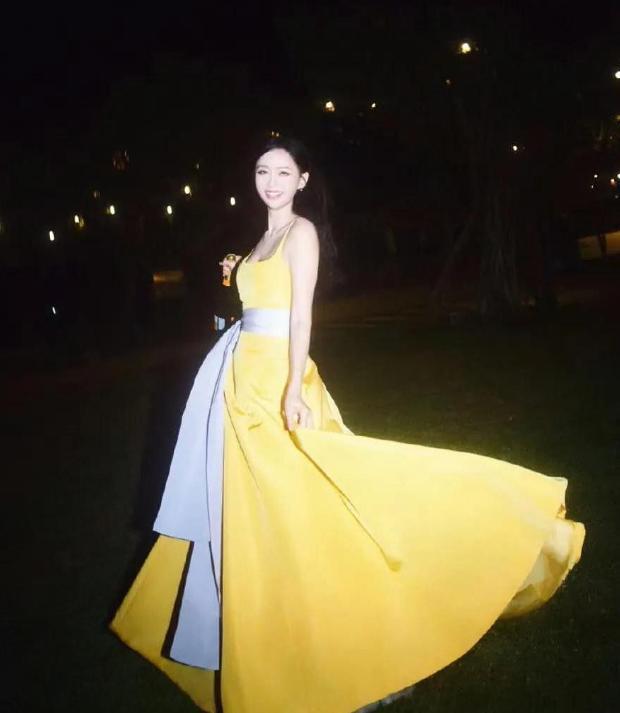 她婚礼上竟然穿了一件黄色礼服！！！

你们知道不？陈乔恩的婚礼那可真是让人印象深