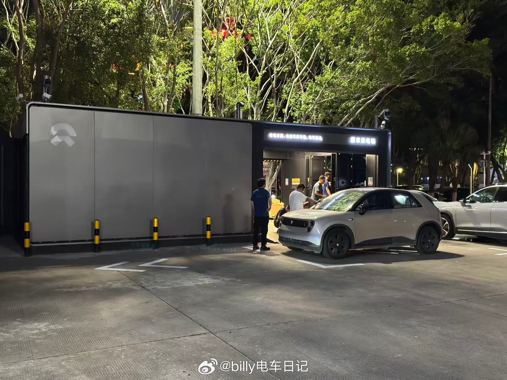 这就是第4000座蔚来换电站，也是全球首座五代站，正在反复调试中（图片来自泉州车