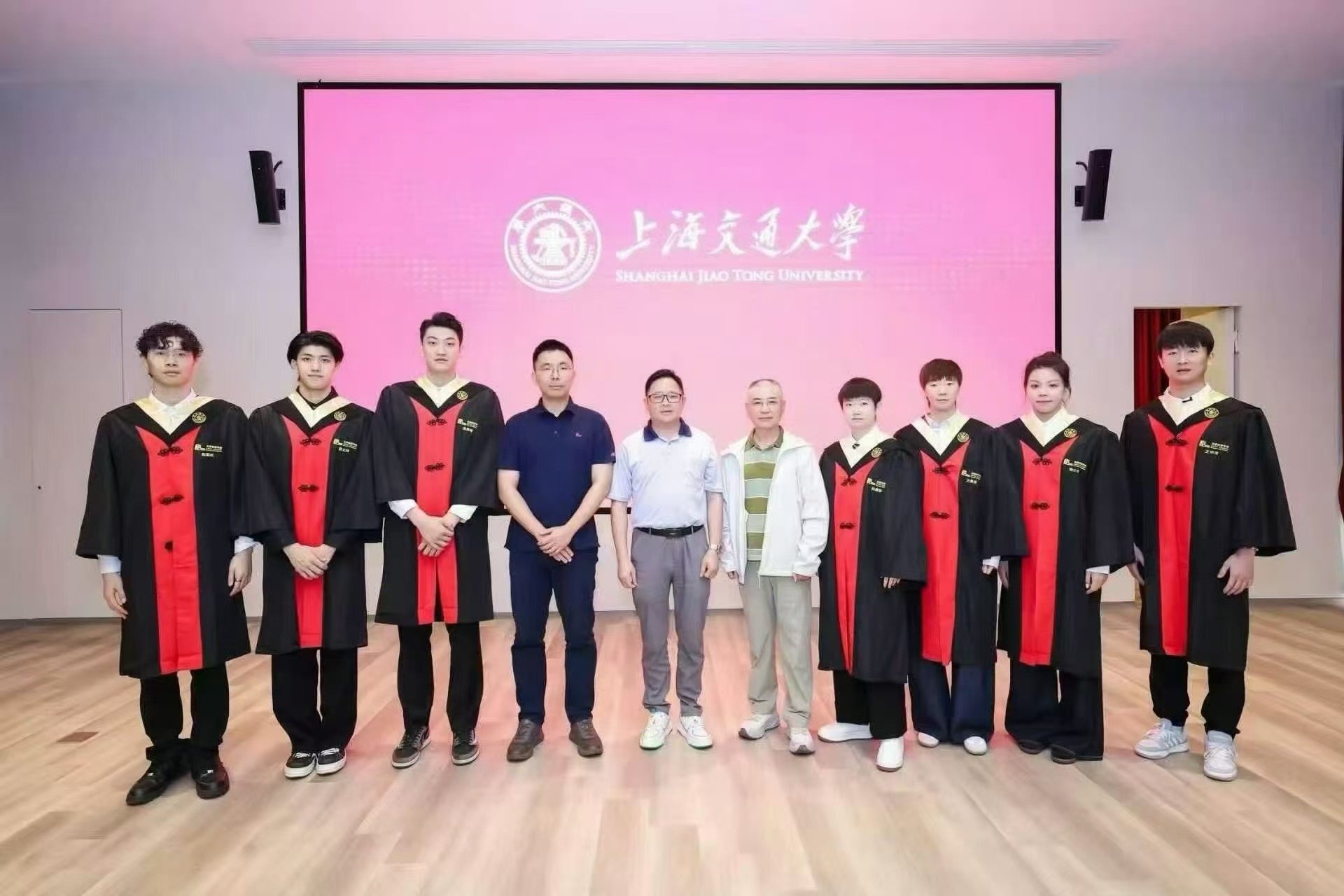 乒乓球孙颖莎毕业 恭喜莎莎！从上海交大安泰经管学院顺利毕业🎓2019级人力资源