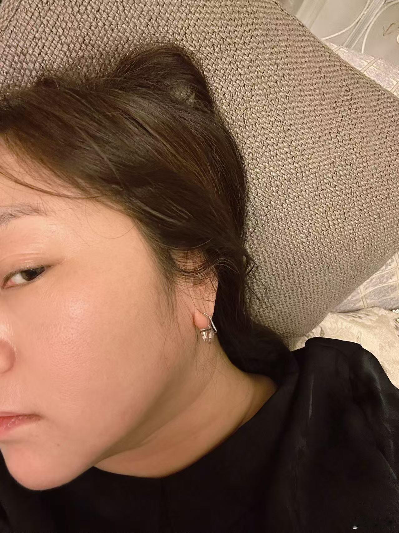 今天牙疼又犯了，大概是杏子太甜，贪吃了。我是要瘦下来了，一天没吃饭，只喝水，吃不