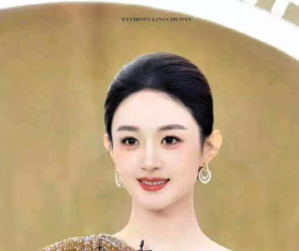 冯绍峰上海那辆车的后座，儿童安全座椅装了5年没拆过。

赵丽颖晕倒送医的消息刚弹