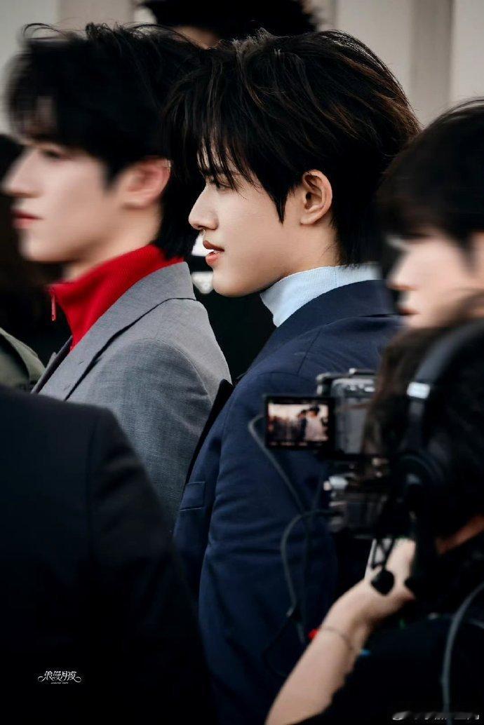 张极出席prada米兰时装秀谁懂张极在米兰的状态有多好，清冷贵气的气质直接拉满，