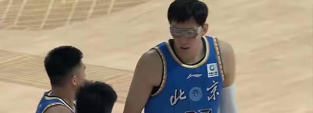 广东队与四川队的这场对决，最终广东以93比51，42分的巨大分差完胜四川，这场大