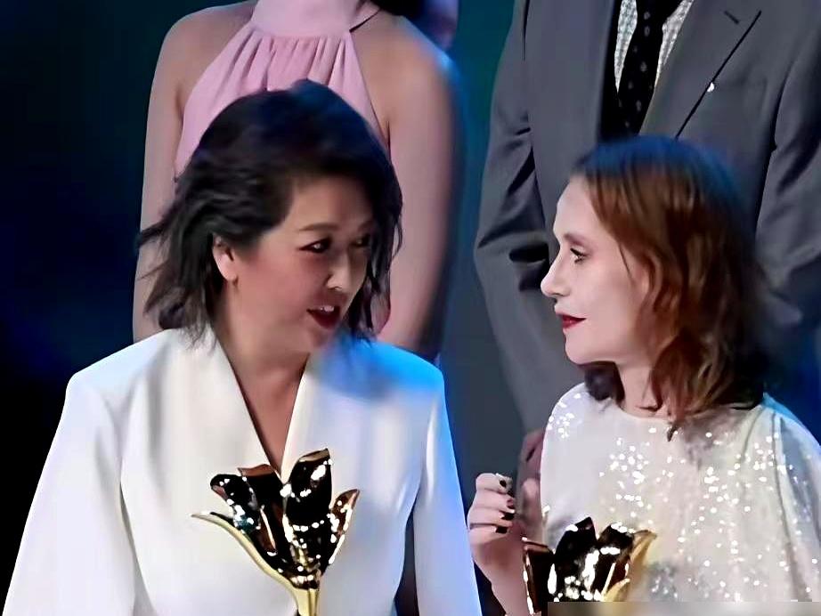 江珊一发福，就有人说她在美国混不下去才回国捞金。
 

这想法太天真了。人家早就