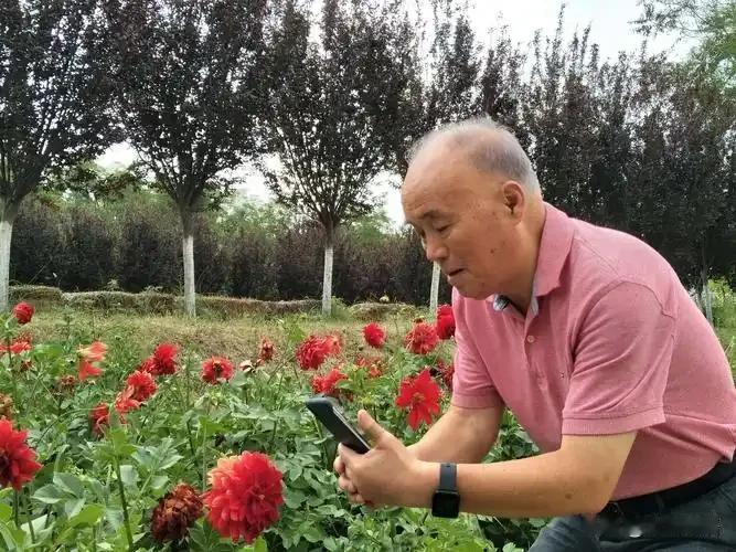 退休老人最怕的不是没钱，是“没意思”。这句话你细品，扎心不扎心？

我邻居老郝，