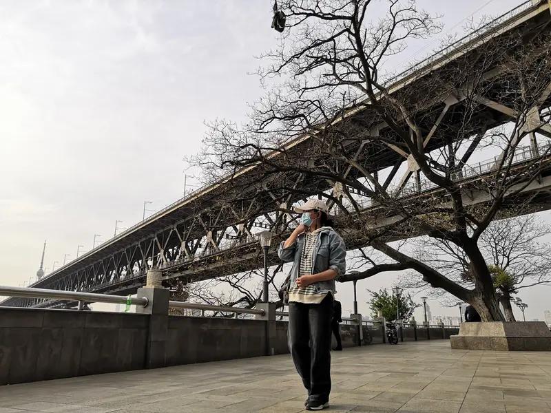 武汉一女子轻信网恋，取了100万现金送人，神秘男子刚伸手，被数名民警合围控制原来