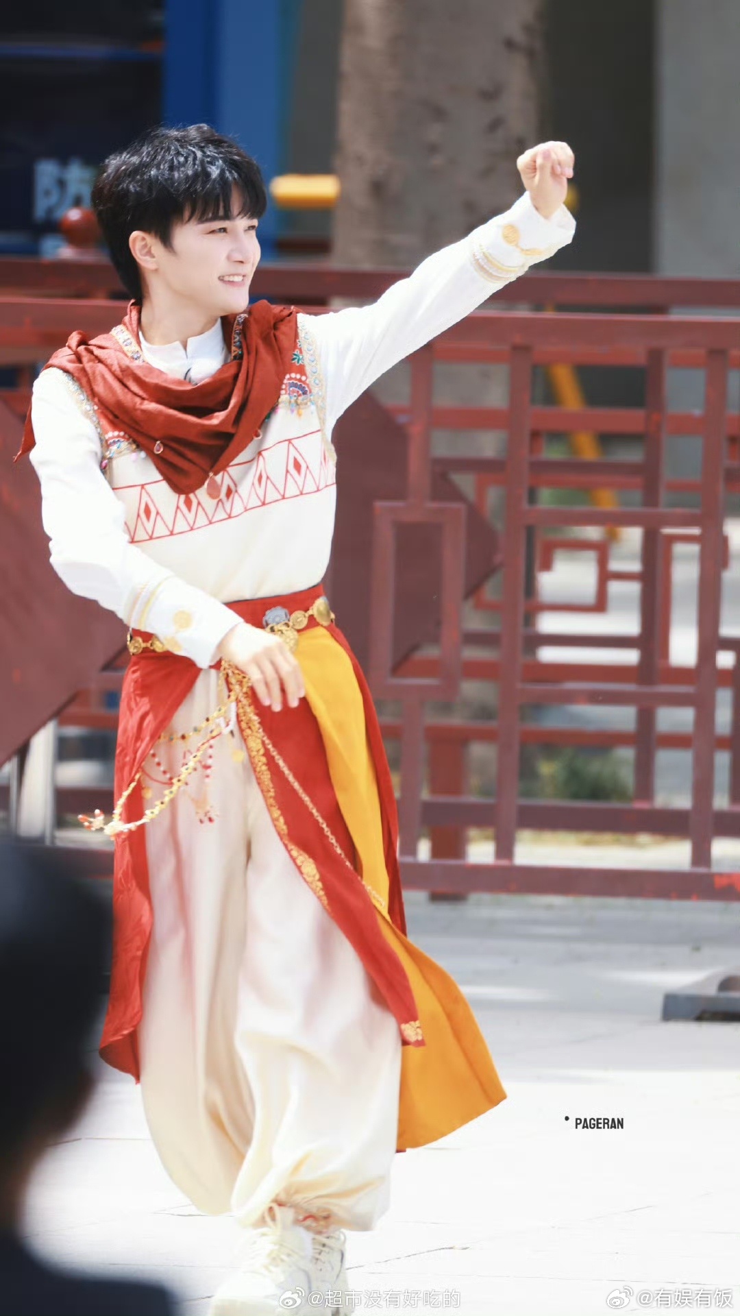 周深西域小王子造型周深奔跑吧西域王子造型路透周深奔跑吧西域王子造型路透，好看啊，