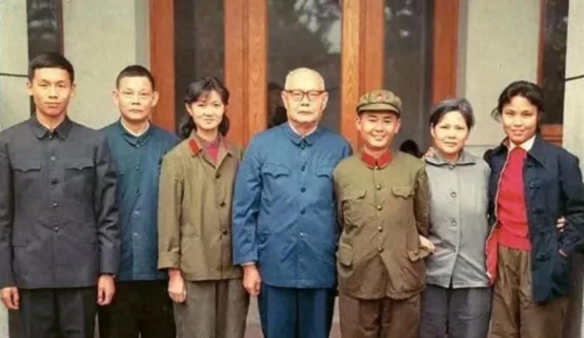 叶剑英元帅与家人的珍贵全家福照片曝光，他铁汉形象下展现柔情一面，子女颜值都非常出