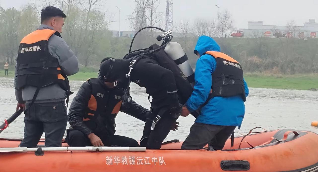 新华救援搜寻失联人员