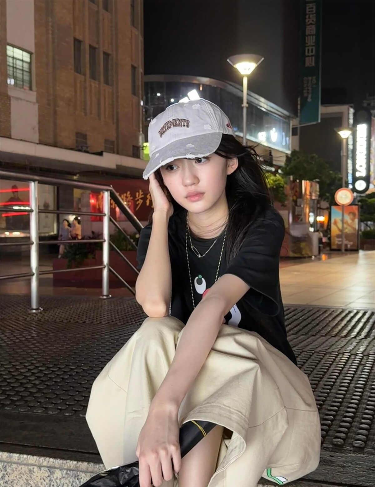 戴VETEMENTS🧢的陈芷琰
甜酷风格的coco表现力也超绝[赞]
凹造型出