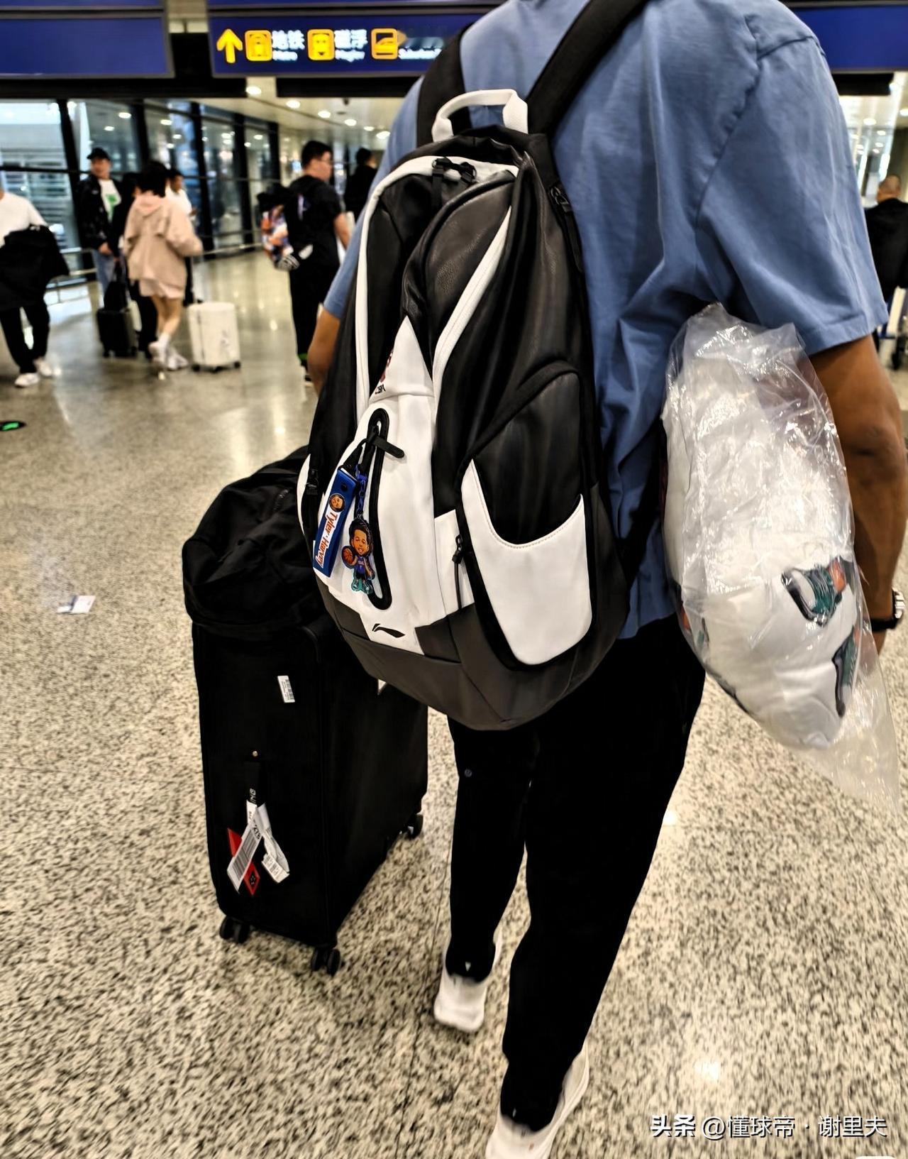 2月28日凌晨1点，辽宁男篮外援哈维抵达沈阳桃仙机场，漫漫长夜，球迷顶着刺骨的寒