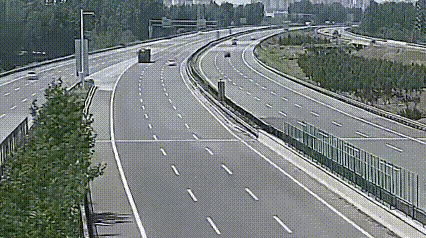 今天看到了这个视频，高速公路上，小车违章变道，酿成交通惨剧，还需负全责，不知还有