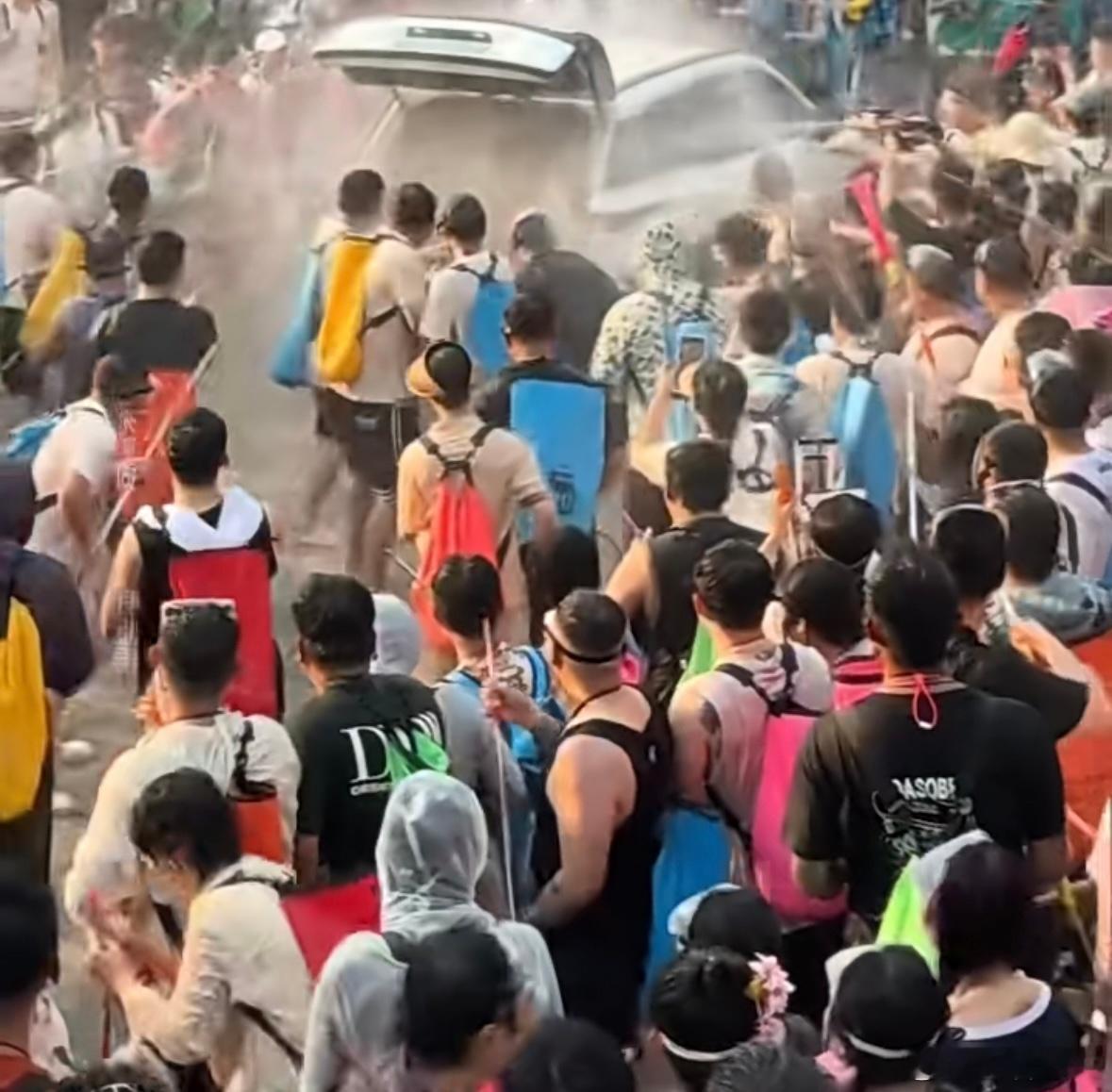 西双版纳的泼水节确实很好玩，但这个拉开车门给人车里滋是不是不太礼貌啊？咱也不懂有