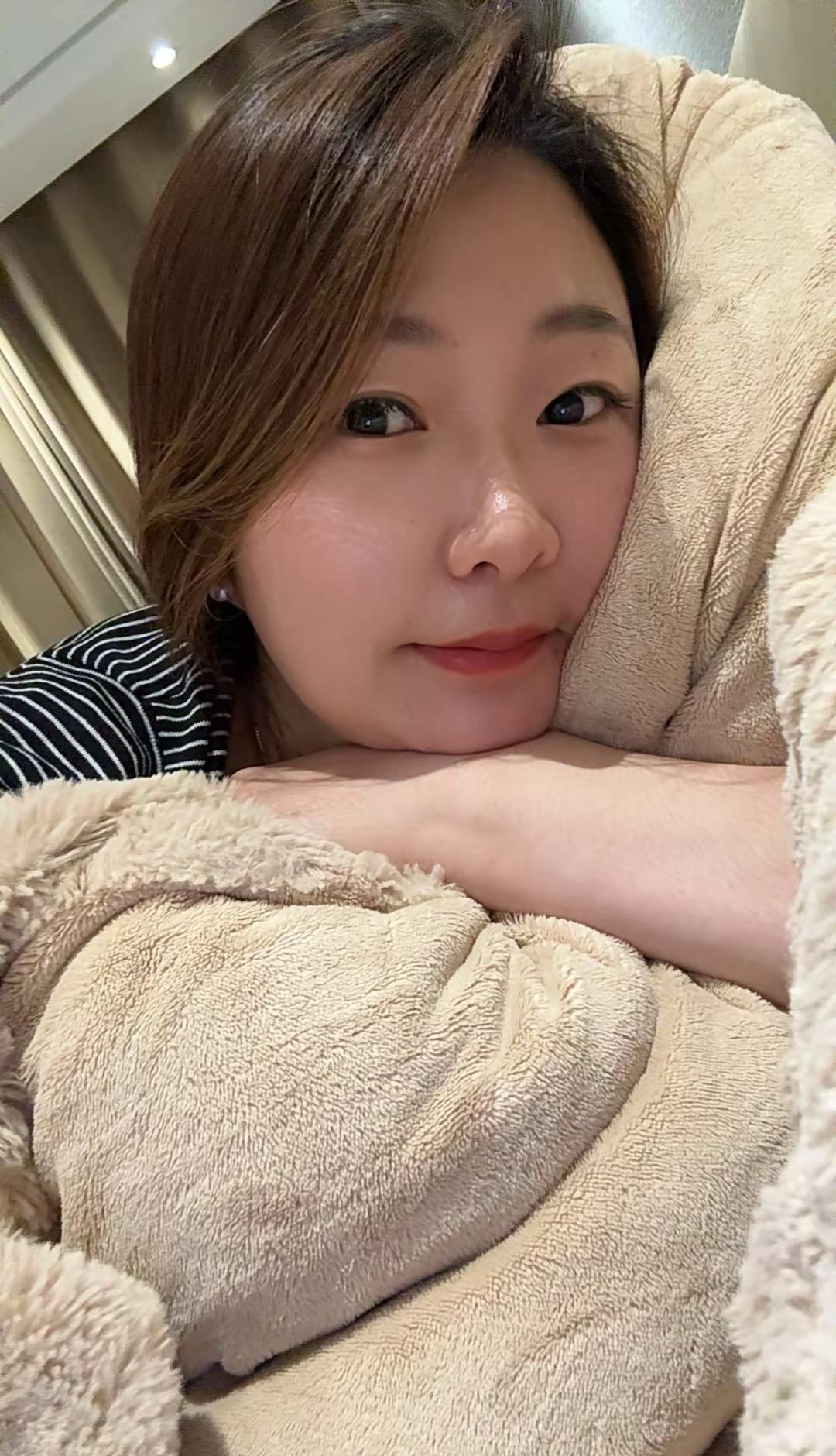 明天气温达到30度了，请问还有多少人像我这样还睡个加绒四件套的😂😂